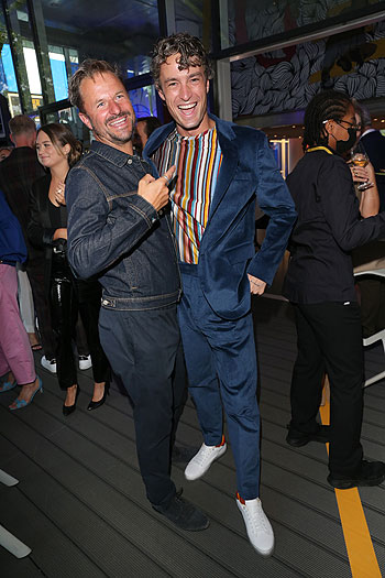 Julia Koschitz und Sir Paul Smith , Philipp Hochmair and Simon Lohmeyerbei der Präsentation des "MINI Strip" by Sir Paul Smith x MINI am 08.09.2021 in München (Photo by Getty Images for MINI / PR) 